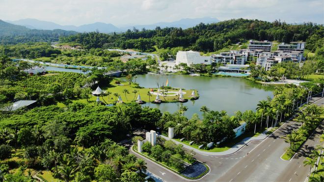 正大太阳河小镇打造国际旅居新标杆pg电子平台侨乡咖啡香溢自贸港(图2)